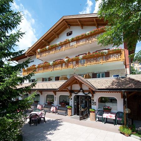 Hotel Cristallo Vigo di Fassa Exterior foto